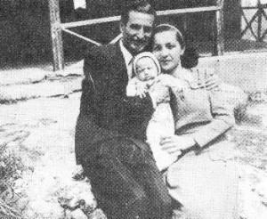 Ο Μ. Λουντέμης με τη γυναίκα του και την κόρη του