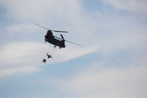 Ελικόπτερο CH-47SD μεταφέρει δύο οβιδοβόλα Μ56 PACK των 105mm.