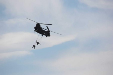 Ελικόπτερο CH-47SD μεταφέρει δύο οβιδοβόλα Μ56 PACK των 105mm.