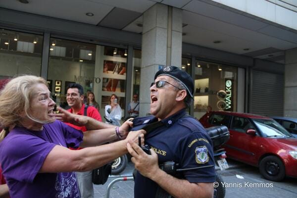 Οι καθαρίστριες και τα σκουπίδια