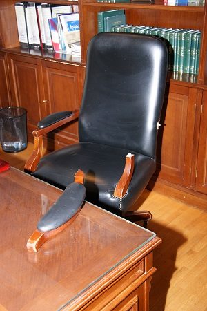 Λέσβος: Νέα δημοτική αρχή, νέα επίπλωση στο Δημαρχείο!