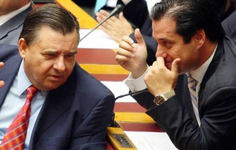 Ο Καρατζαφέρης δείχνει Γεωργιάδη