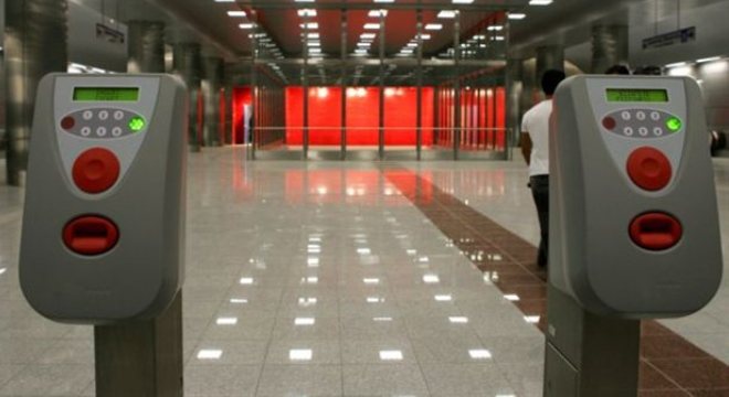 Ελεγκτής χαστούκισε άνεργη, με την κάλυψη αστυνομικού