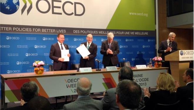 Μ-Λ ΚΚΕ: Τι σημαίνουν οι αγκαλιές της Συγκυβέρνησης ΣΥΡΙΖΑ-ΑΝΕΛ με τον ΟΟΣΑ;