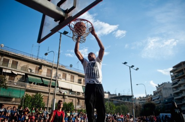Ο Γιάννης αποκαλύπτει τον ρατσισμό