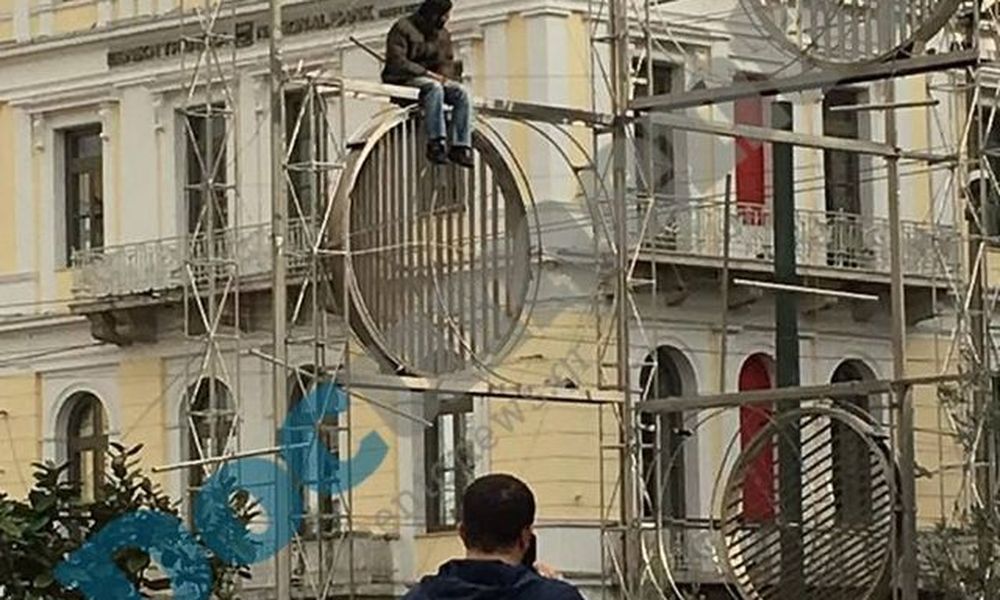 Η χαρά μας… απόγνωσή τους ή Τα λαμπιόνια φωτίζουν τις «σκιές» της πόλης
