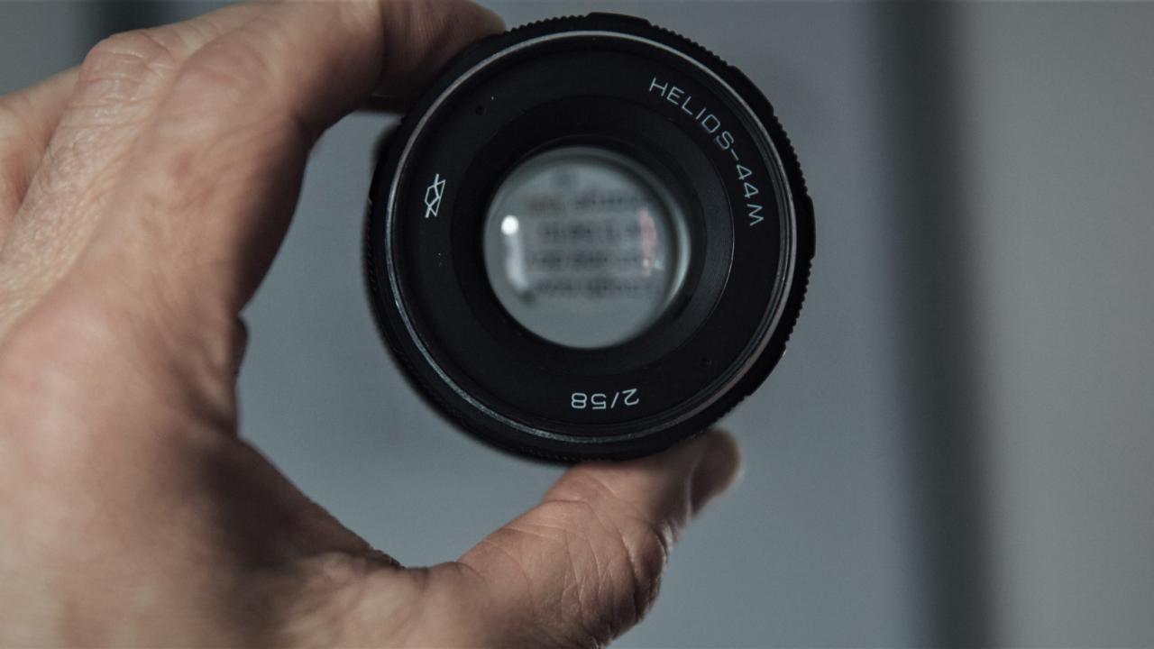 Τα Μέσα Ενημέρωσης, ως πιστόλι φασιστών