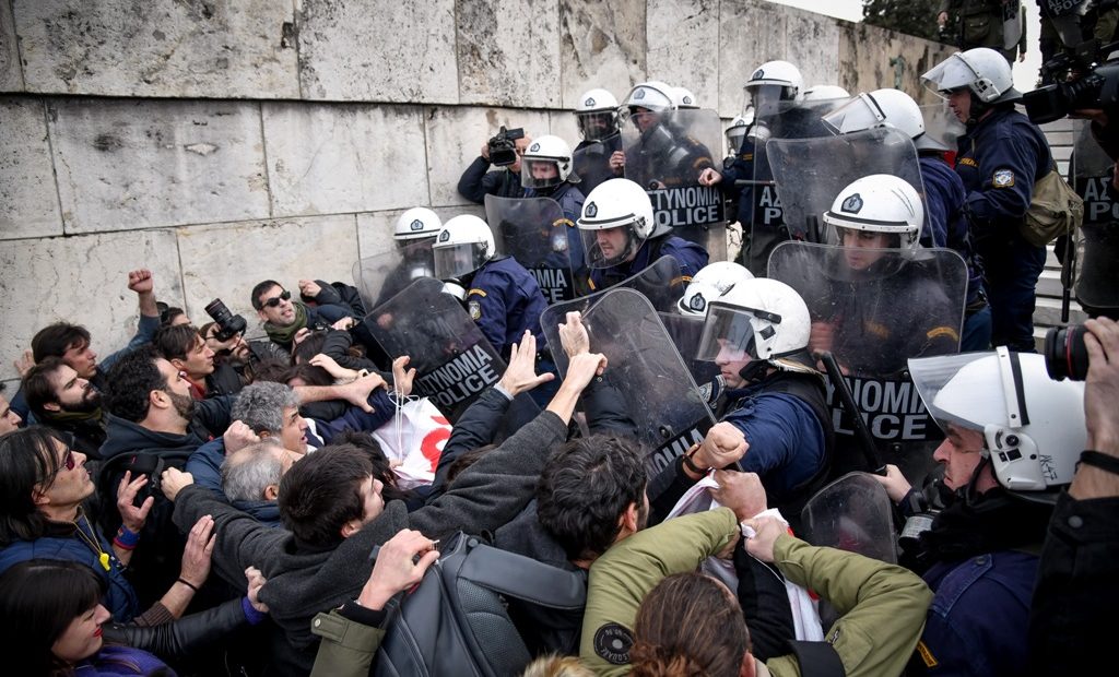 Άγρια καταστολή στην κινητοποίηση των εκπαιδευτικών -Τραυματισμοί διαδηλωτών