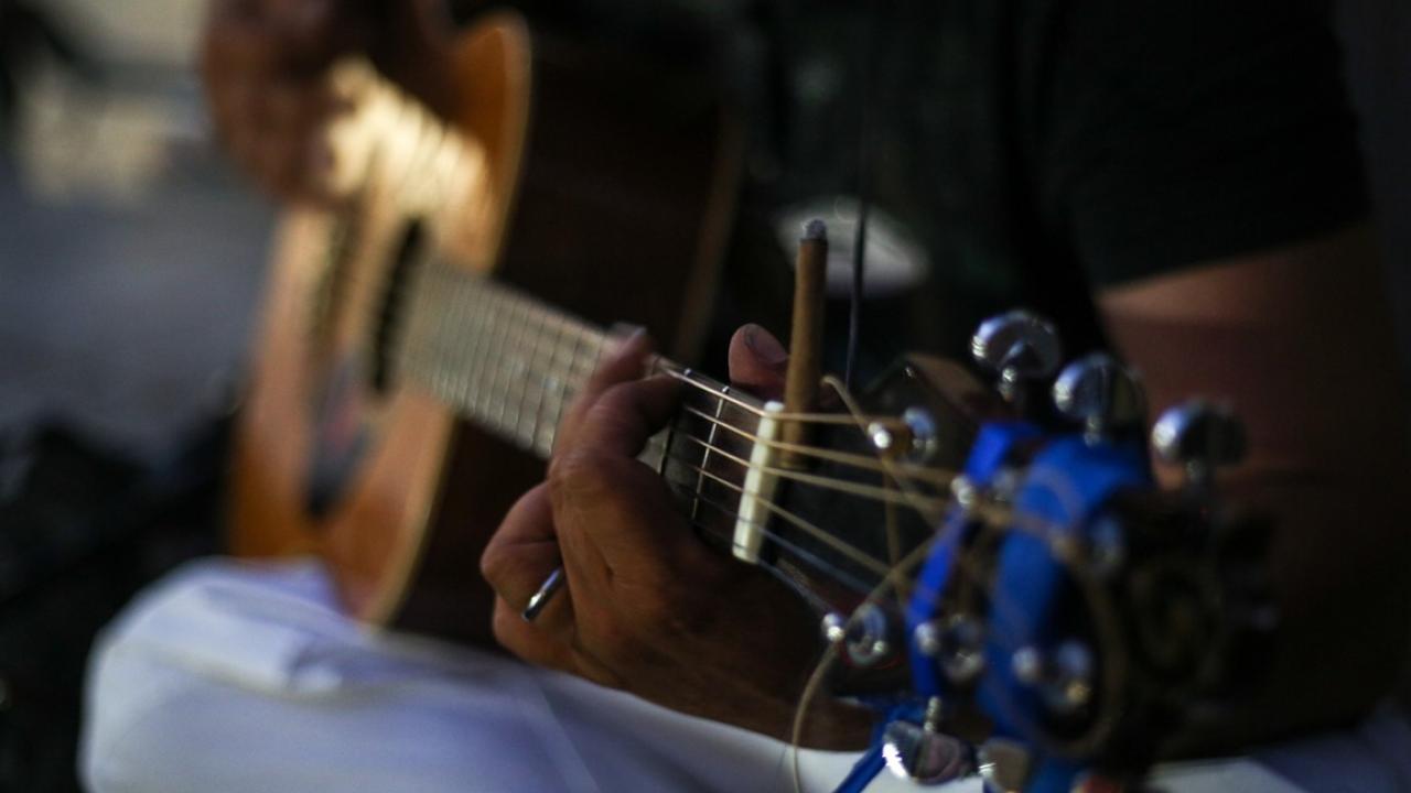 Οι μουσικοί των δρόμων της Αθήνας και οι ιστορίες τους