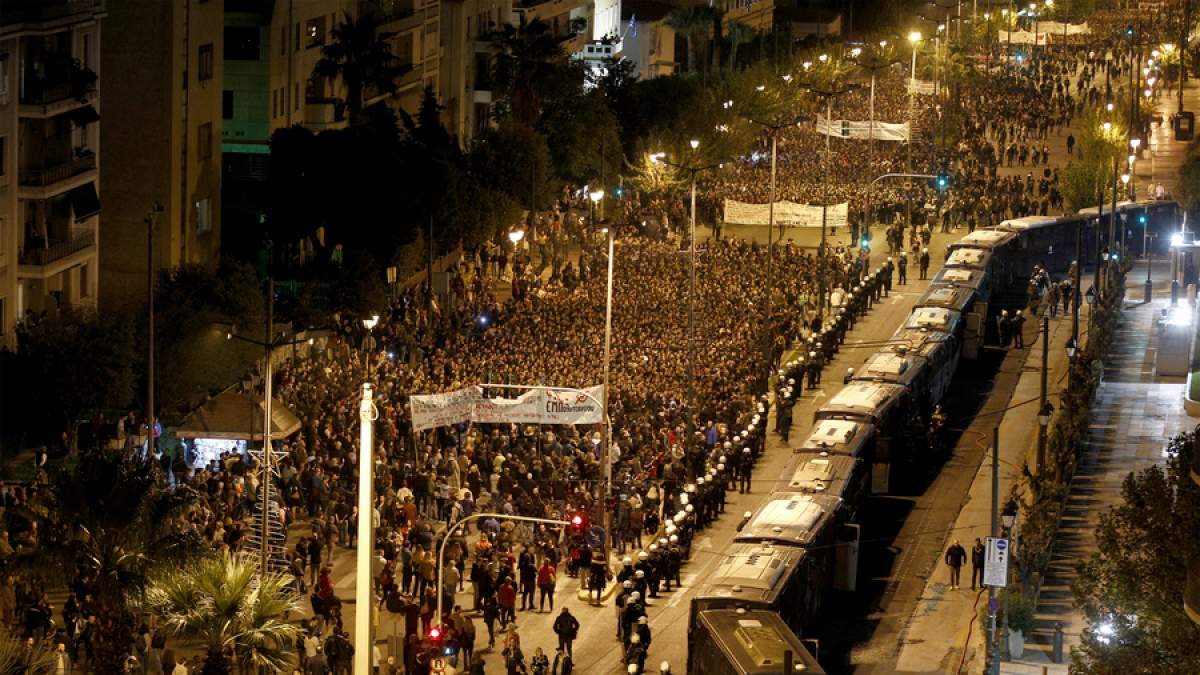 Συγκλονιστική σε μαζικότητα και δυναμισμό η σημερινή πορεία για το Πολυτεχνείο.