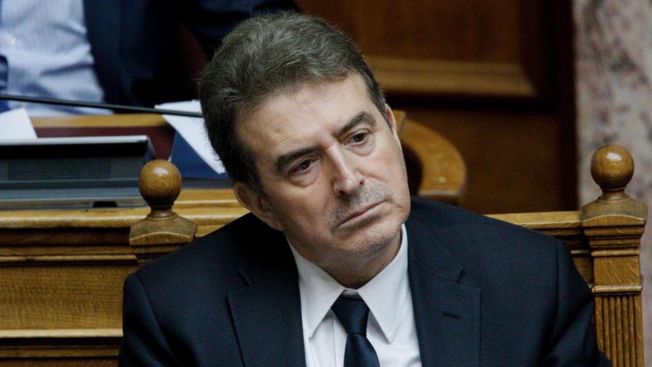 Μιχάλης Χρυσοχοΐδης: Ο εθνικός μας μπάτσος, έγινε και εθνικός μας ξεβρακωματίας