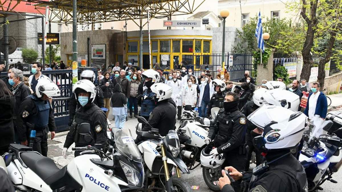 Εσείς που χειροκροτήσατε τους γιατρούς στα μπαλκόνια, είδατε τα ΜΑΤ στον Ευαγγελισμό;