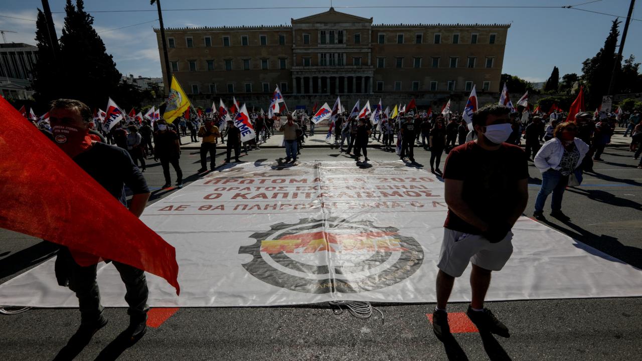 Σκιάχτηκαν από τη συγκέντρωση στο Σύνταγμα και απειλούν