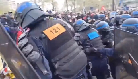 Ο Μακρόν, με κυβέρνηση μειοψηφίας στην Εθνοσυνέλευση, πέρασε τη μεταρρύθμιση του συνταξιοδοτικού ενάντια στη θέληση του 80% των Γάλλων
