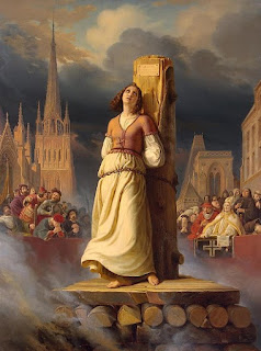 Mια μέρα σαν σήμερα, 30 Μάη του 1431, οι τότε «ναι αλλά τι φορούσε», θρησκευόμενοι, ρίχνουν στην πυρά την 19χρονη Ζαν Ντ’ Αρκ