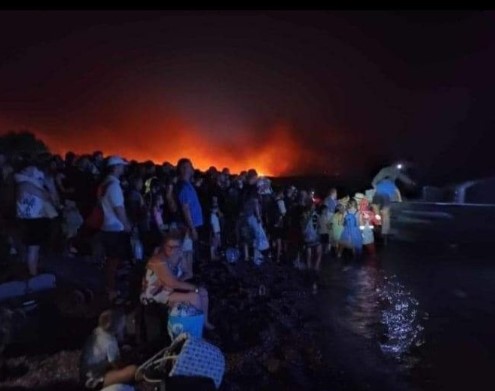 Πύρινη λαίλαπα στη Ρόδο, με τα ΜΜΕ να είναι στον νεοδημοκρατικό κόσμο τους
