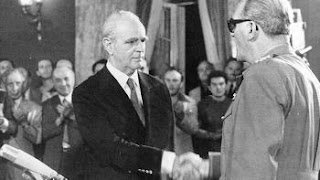 23/07/1974: Καταρρέει η χούντα των συνταγματαρχών. Στρατιωτικό κατεστημένο και αστοί πολιτικοί γνωρίζοντας την ταξική νομιμοφροσύνη του Κ. Καραμανλή του αναθέτουν την διακυβέρνηση της χώρας.