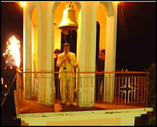 Επιτέλους να και ένας δεσπότης που προσέχει την … πελατεία του, προσφέροντας της ακούσματα από το κλαρίνο του Γιώργου Μάγκα