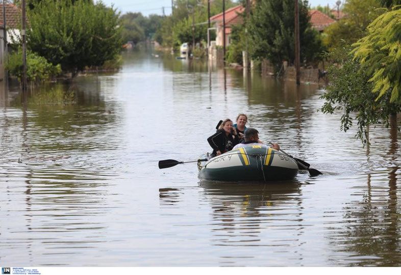 Κωπηλατώντας στα νερά της απελπισίας και του θυμού