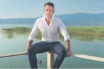 Οταν φο­βάσαι την ταξική σκέψη, εισάγεις τη μόδα της σκέψης με όρους ταυτοτή­των. (Για τις διαστάσεις που έχει πάρει το γεγονός της δημοσιοποίησης, από τον Σ. Κασσελάκη, του σεξουαλικού του προσανατολισμού)