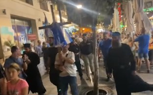 Μπορεί να μην έχουμε σωτηρία, έχουμε όμως «σωτήρες».