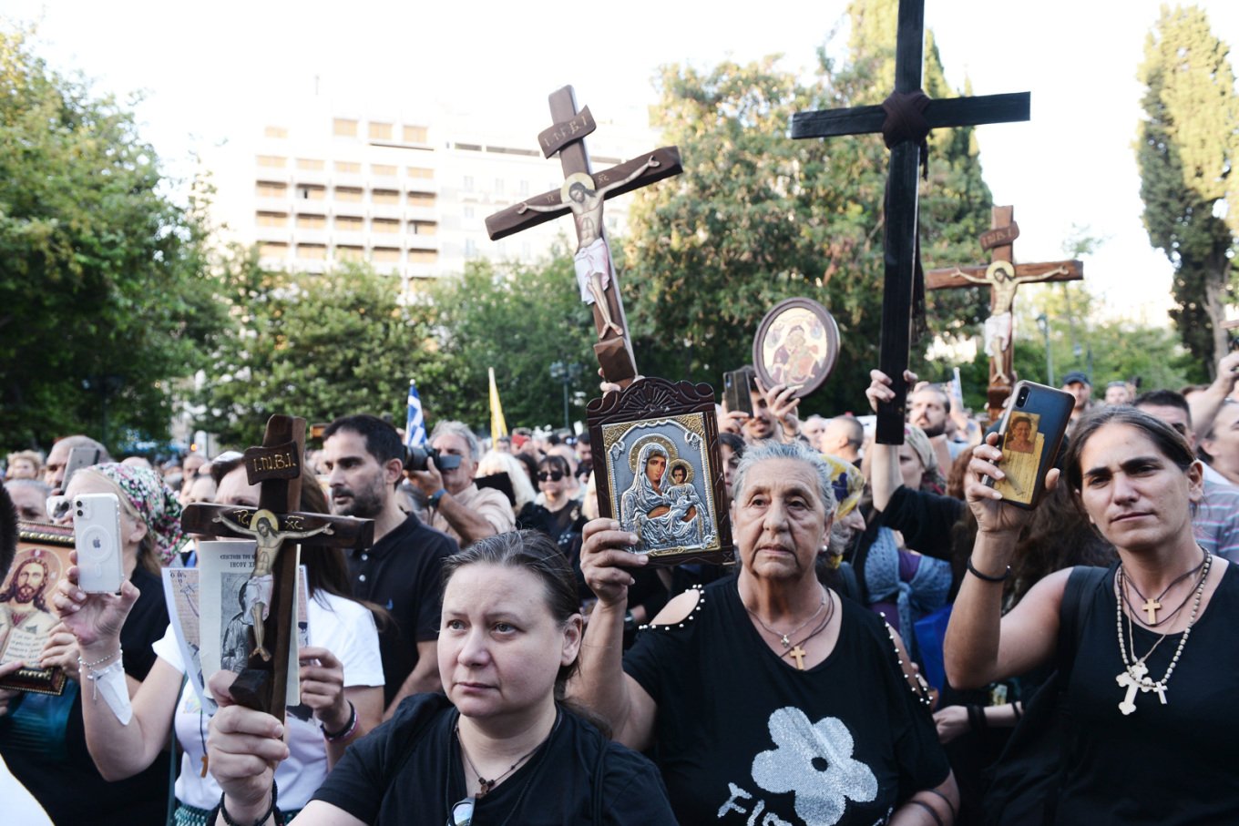 Εδώ ο κόσμος καίγεται και πνίγεται και οι σκοταδιστές χριστιανοί στις ηλίθιες ψαλμωδίες τους.