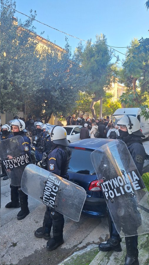 Υποκρισία ΣΥΡΙΖΑΙΩΝ -Η κυβέρνηση πετάει στον δρόμο, χριστουγεννιάτικα, μια οικογένεια αναπήρων, γιατί το απαιτεί ένα κοράκι.