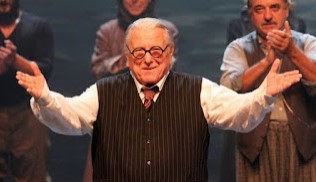 Τέσσερα χρόνια χωρίς τον Κώστα Βουτσά. Οταν ο δημοφιλής ηθοποιός δήλωνε: «Να κάνουμε επανάσταση, μόνο εάν χυθεί αίμα θα αλλάξει η κατάσταση που επικρατεί στην ελληνική κοινωνία»