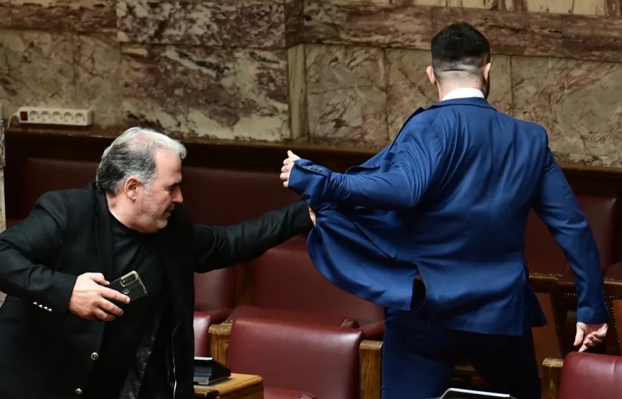 Κι άλλο ξύλο μεταξύ δεξιών για διαφημιστικούς λόγους.