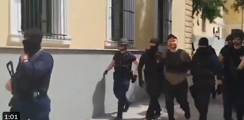Είδατε τον Λιγνάδη ή τον Μίχο π.χ να οδηγούνται στον ανακριτή όπως ο Γ. Καλαϊτζίδης;