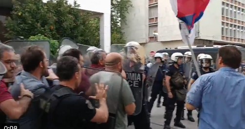 Τραυματίες και προσαγωγές από επίθεση των ΜΑΤ στην Καλαμάτα