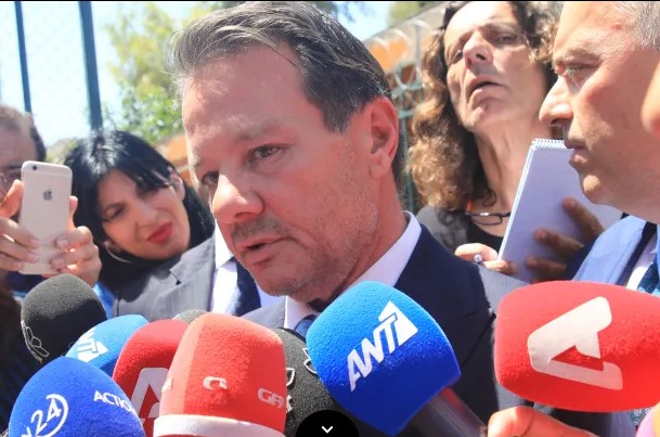 Αν είσαι ένας φτωχός αναρχικός, που προσπαθείς να απαλλοτριώσεις κάποια προϊόντα ευτελούς αξίας βρίσκεσαι στην φυλακή. Αν είσαι “έγκριτος” ποινικολόγος και ξυλοφορτώνεις την γυναίκα σου, αφήνεσαι ελεύθερος.