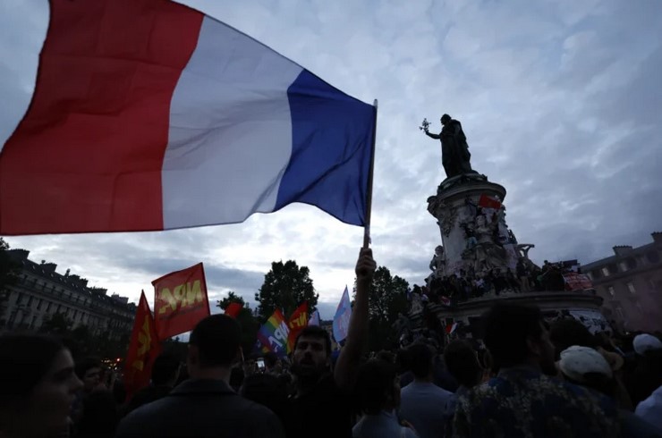Κατακρήμνισαν την Λεπέν, διέσωσαν τον Μακρόν