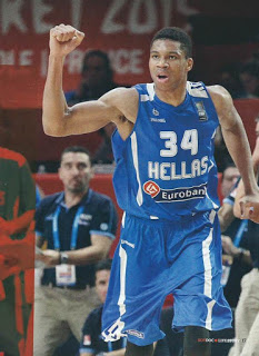 Η “εκδίκηση” του Γιάννη Αντετοκούνμπο του αθλητή που γνώρισε ξενοφοβία, μισαλλοδοξία και καθαρό ρατσισμό.