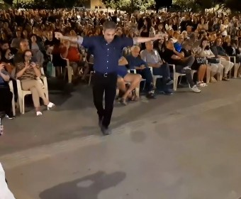 Σπαρακτικός χορός από τον χαροκαμένο πατέρα Παύλο Ασλανίδη (Βίντεο)