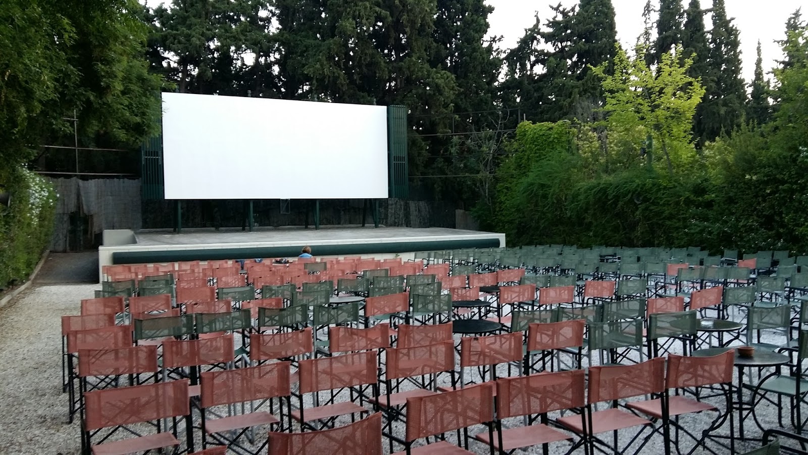 Δήμος Καισαριανής, Cine Αιολία: Ταινίες χυδαίου αντικομμουνισμού, ίσων αποστάσεων και αριστερού μικροαστισμού