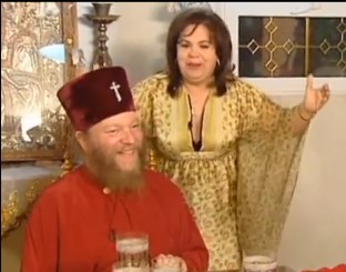 Η κόντρα του “παππά με τα ροζ ράσα“ με τον δεσπότη Δημητριάδος