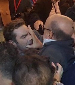 Τα όσα επακολούθησαν μετά την επικράτηση, στην “μάχη της σφραγίδας”, της συμμαχίας των «87+» με τον Παύλο Πολάκη, μας θυμίζει τον Νίκο Παππά που χρηματοδοτούσε από τα “μαύρα ταμεία” ιστοσελίδες.