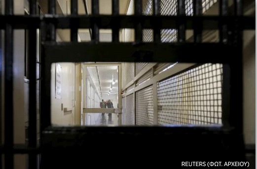 Στην μητρόπολη του καπιταλισμού: Πέρασε 2 δεκαετίες στη φυλακή για φόνους που δεν διέπραξε. Τώρα οι αρχές λένε «συγγνώμη λάθος»