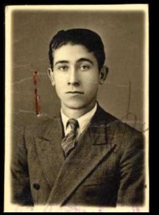 Σαν σήμερα το 1942 δολοφονείται ο 21χρονος κομμουνιστής Μήτσος Κωνσταντινίδης, φοιτητής Νομικής, στέλεχος της ΟΚΝΕ