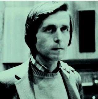 Μια μέρα σαν την σημερινή, το 2012, πήρε την πιρόγα του και μας αποχαιρέτησε ο ποιητής και στιχουργός Άλκης Αλκαίος