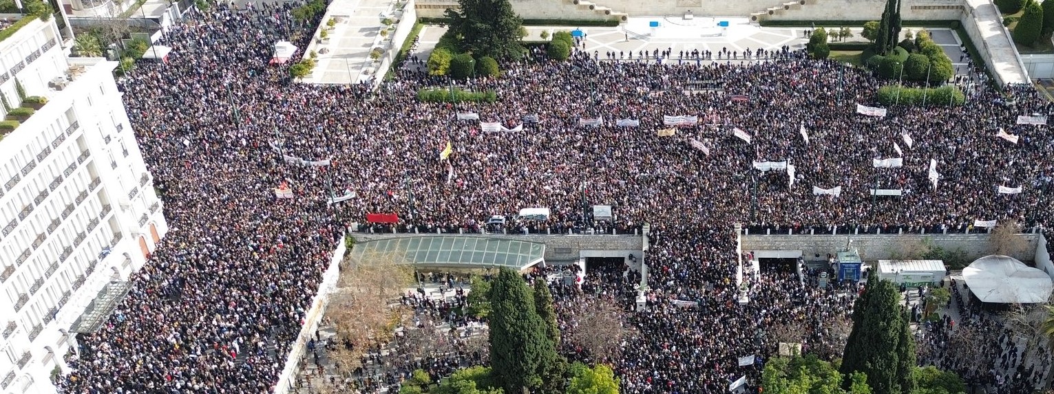Δεκαετίες είχε να γνωρίσει τέτοιες στιγμές μαζικότητας και πάθους η πλατεία Συντάγματος