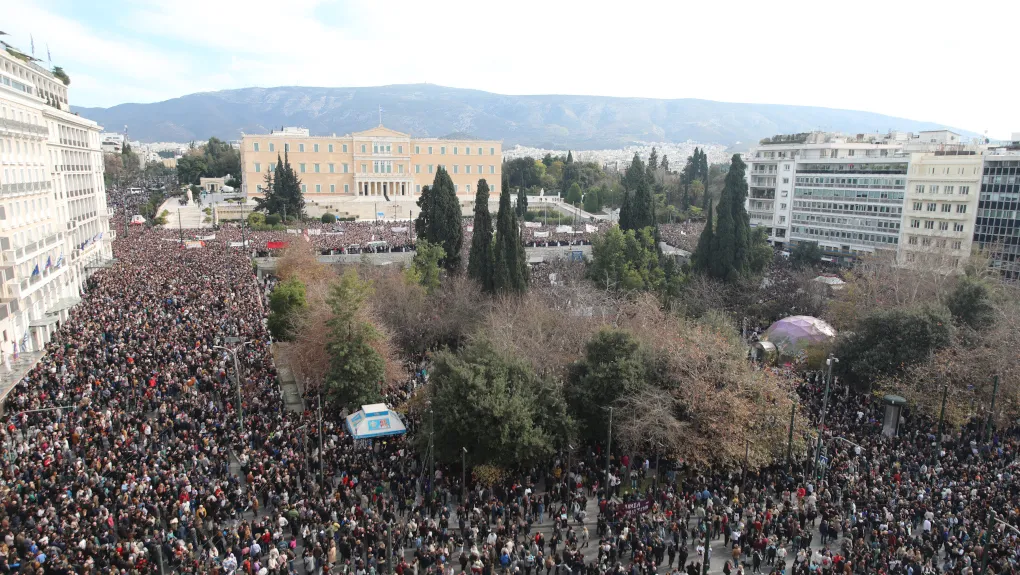 Τα ΜΜΕ σύρθηκαν πίσω από τις μεγάλες συγκεντρώσεις για τα Τέμπη
