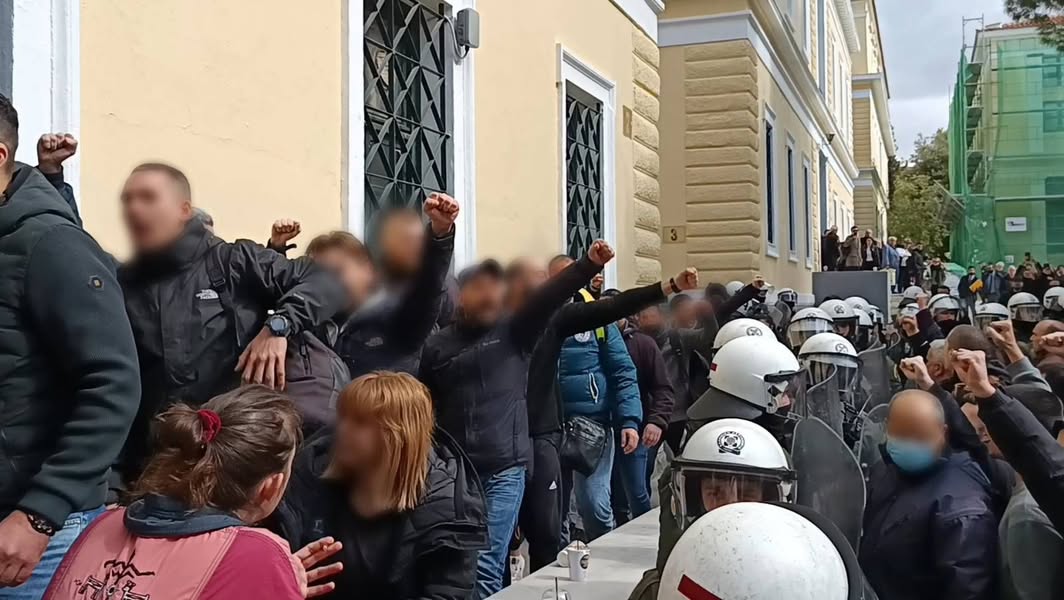 Αναβλήθηκε η δίκη των μελών του Ρουβίκωνα – Οι κατασταλτικοί μηχανισμοί κερδίζουν χρόνο για να δουν πώς θα διαχειριστούν την κατάσταση που έχει διαμορφωθεί.