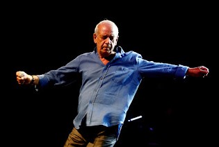 Ενας υπέροχος άνθρωπος, μια καταπληκτική λαϊκή φωνή, ένας πραγματικός μάγκας γεννιέται σαν σήμερα. Ο Δημήτρης Μητροπάνος