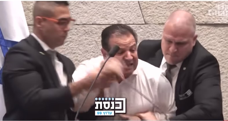 Ισραηλινός βουλευτής εκδιώχθηκε βίαια από την Κνεσέτ (Βουλή) επειδή κατήγγειλε τα εγκλήματα του Νετανιάχου στη Γάζα (Βίντεο)