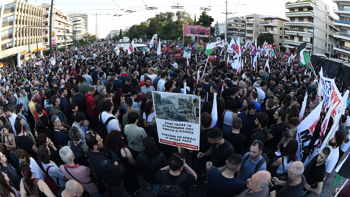 Χιλιάδες διαδηλωτές έξω από την Πρεσβεία του Ισραήλ διατράνωσαν να σταματήσει η σφαγή από το κράτος – δολοφόνο