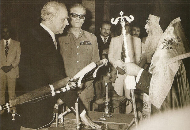 23/07/1974: Καταρρέει η χούντα των συνταγματαρχών. Στρατιωτικό κατεστημένο και αστοί πολιτικοί γνωρίζοντας την ταξική νομιμοφροσύνη του Κ. Καραμανλή του αναθέτουν την διακυβέρνηση της χώρας.