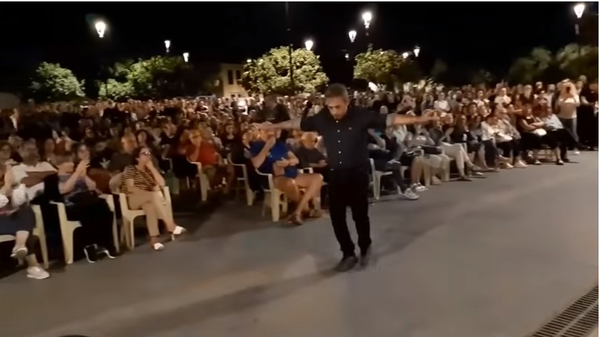 Σπαρακτικός χορός από τον χαροκαμένο πατέρα Παύλο Ασλανίδη (Βίντεο)