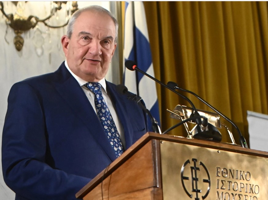 Ο «Βούδας της Ραφήνας» ξύπνησε. Ο «ανεπάγγελτος τεμπέλης», σύμφωνα με τον Αδωνι Γεωργιάδη, έριξε τα βέλη του στο “επιτελικό κράτος” και στην κυβέρνηση των “αρίστων”.